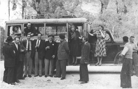 Prof. Jerzy Remer w otoczeniu studentów Wydziału Sztuk Pięknych podczas wycieczki szkoleniowej, 1948 r.